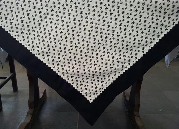 Toalha de Mesa Quadrada com Barrado