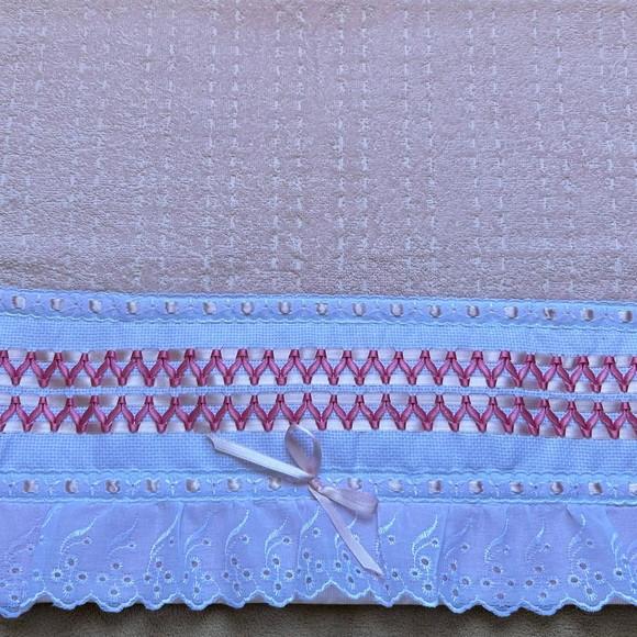 Toalha de Rosto Bordada com Fita Rosa