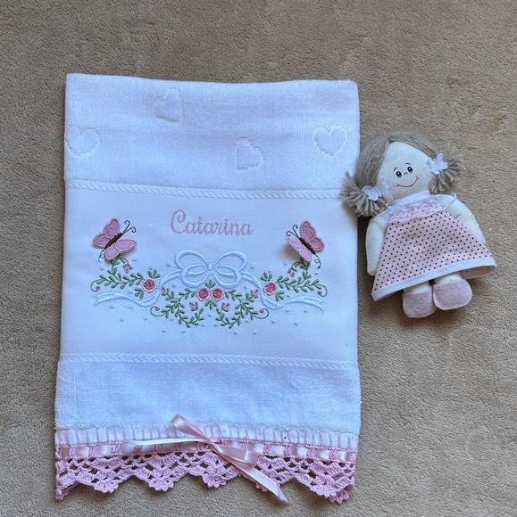 Toalhinha Bordada Floral com Borboletas