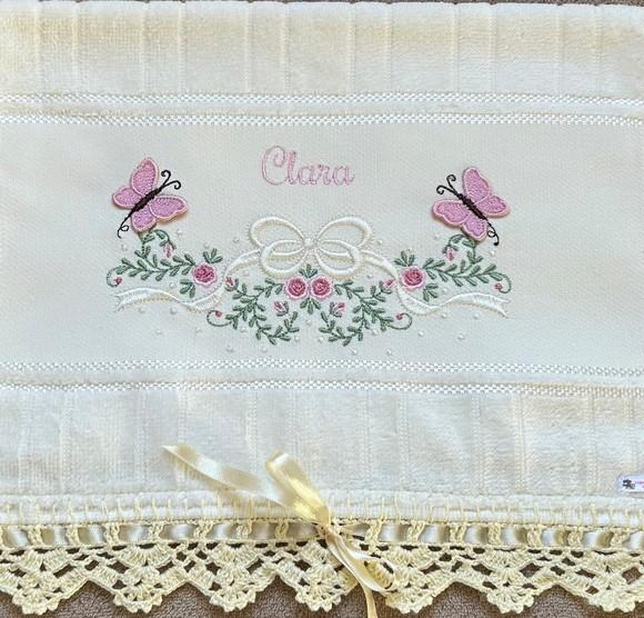 Toalhinha Bordada Floral com Borboletas