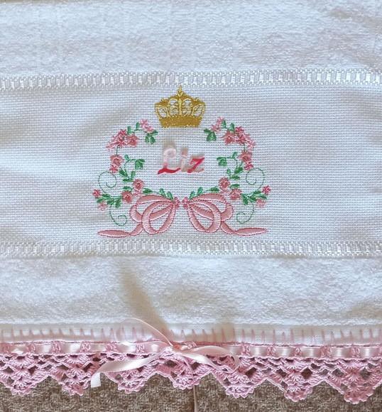 Toalhinha Bordada Floral e Coroa