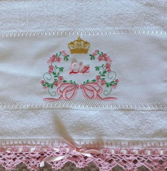 Toalhinha Bordada Floral e Coroa