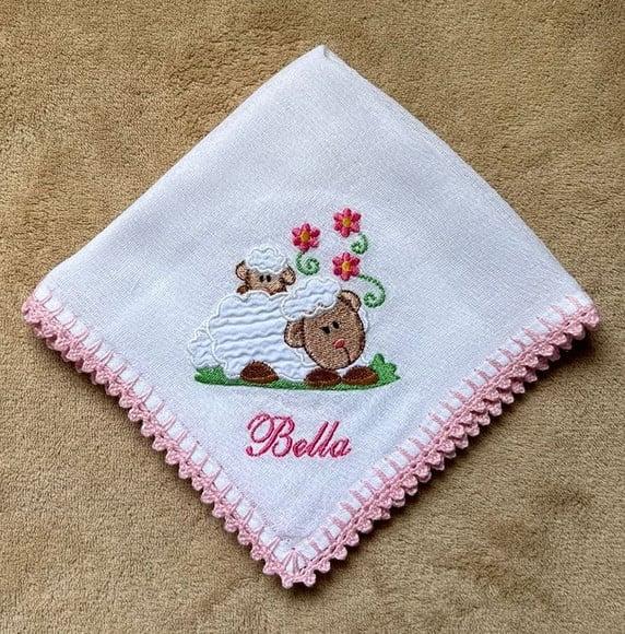 Fralda de Boca Bordada Ovelha Mãe