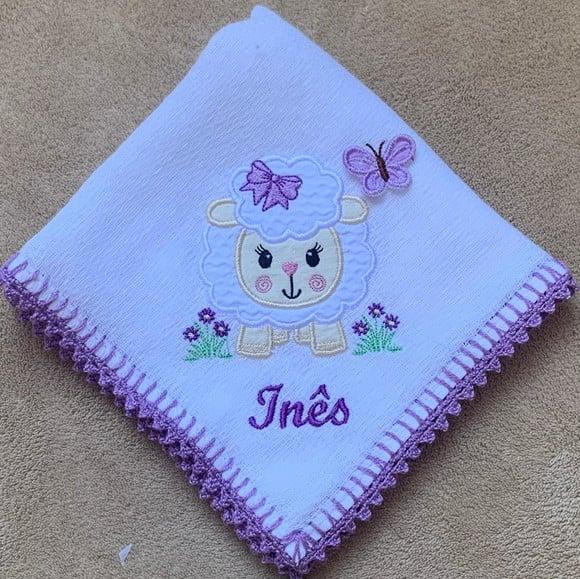 Fralda de Passeio Bordada Ovelhinha Lilás