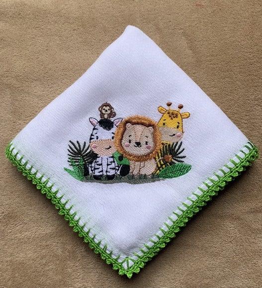 Fralda de Passeio Bordada Safari Zebra Leão Girafa e Macaco
