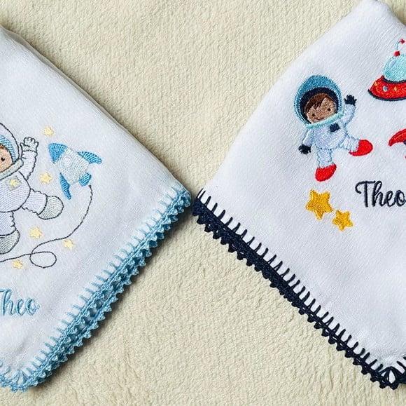 Kit Fraldas de Passeio Bordadas Astronautas