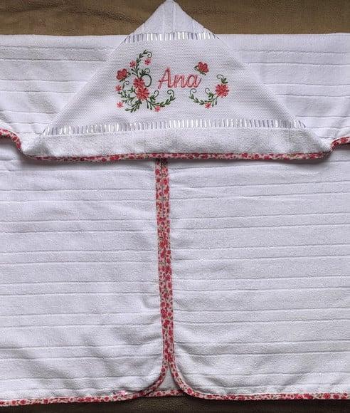 Toalha de Banho Bordada com Capuz Floral