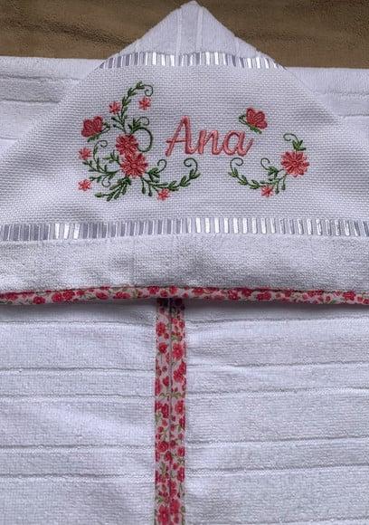 Toalha de Banho Bordada com Capuz Floral