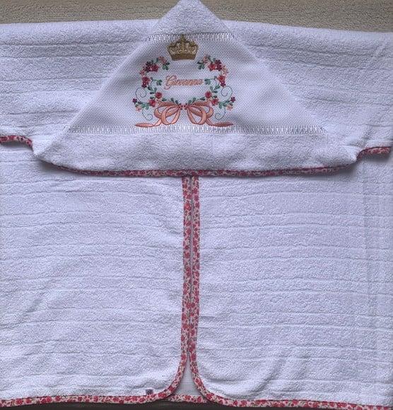 Toalha de Banho com Capuz Bordada Grande Floral com Coroa