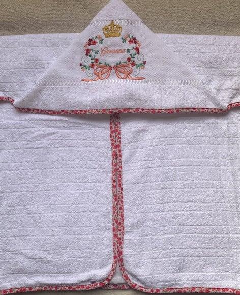 Toalha de Banho com Capuz Bordada Grande Floral com Coroa