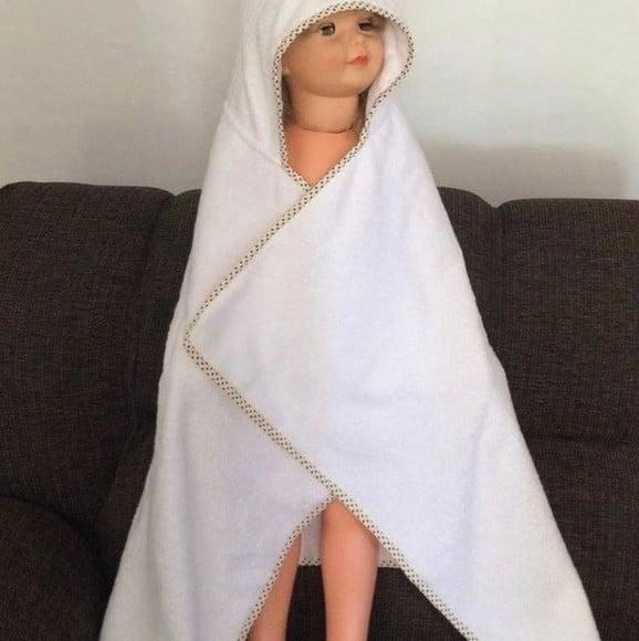 Toalha de Banho Infantil com Capuz Bordada Chuva de Amor