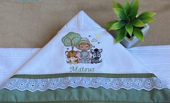 Toalha de Banho Infantil Menino no Safari Bichinhos