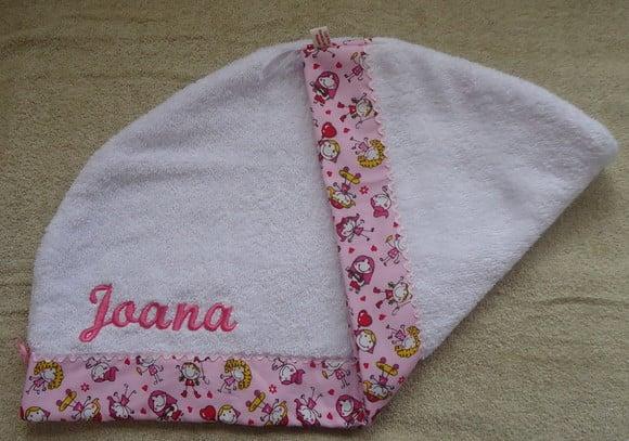 Toalha de Cabelo Infantil Branca com Rosa de Menininhas