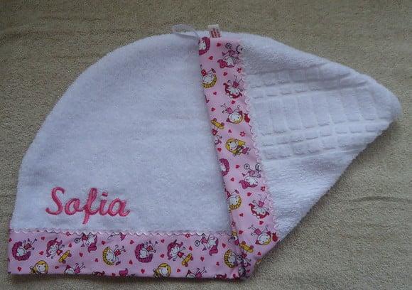 Toalha de Cabelo Infantil Branca com Rosa de Menininhas