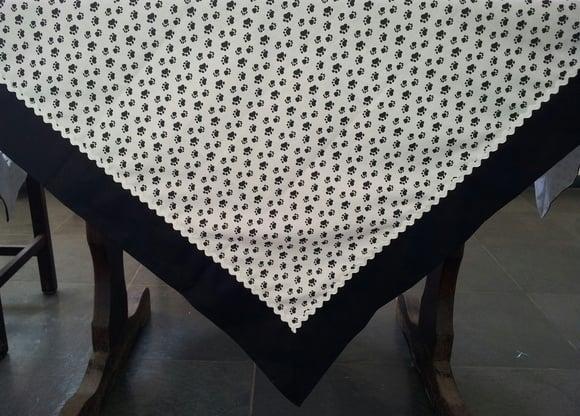 Toalha de Mesa Quadrada com Barrado