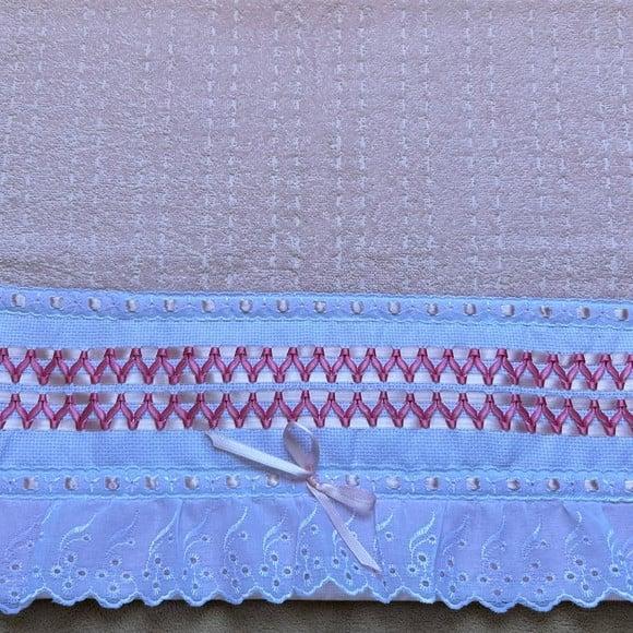 Toalha de Rosto Bordada com Fita Rosa