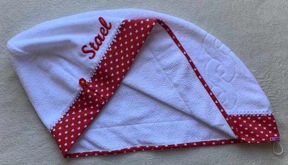Toalha Touca Branca Acabamento Vermelho Corações