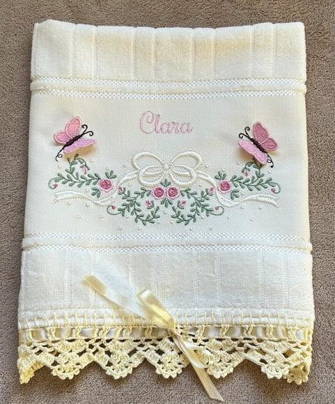 Toalhinha Bordada Floral com Borboletas