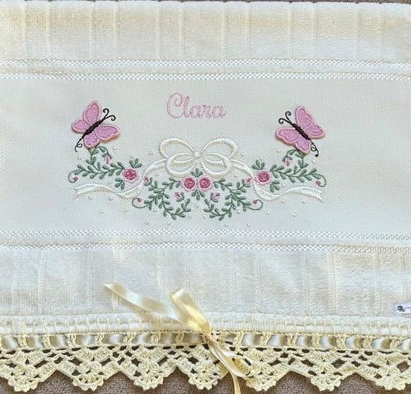 Toalhinha Bordada Floral com Borboletas