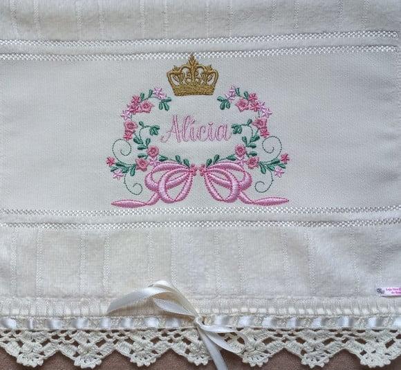 Toalhinha De Boca Floral Com Coroa