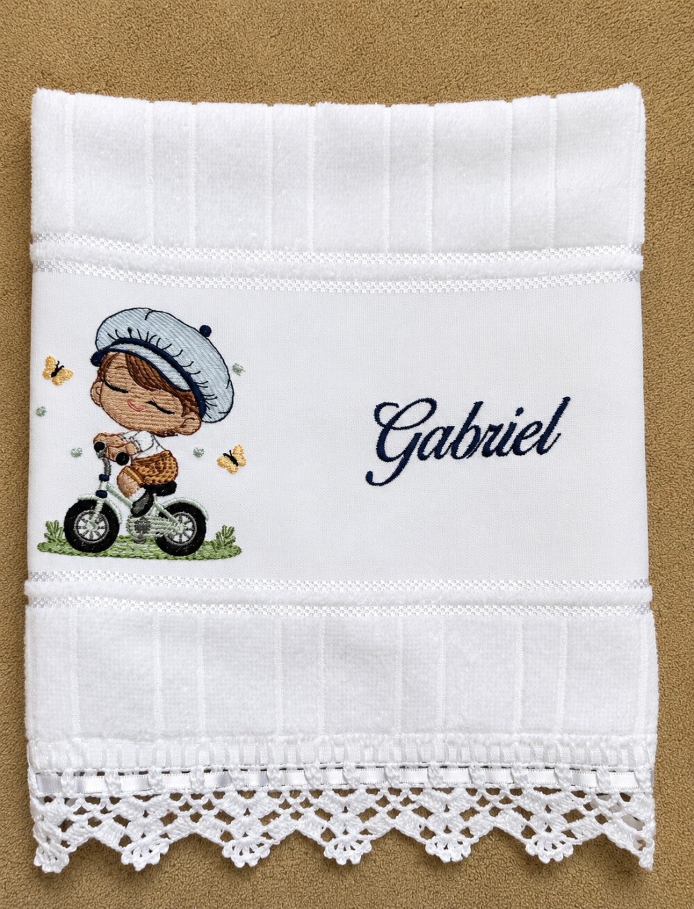 Toalhinha Bordada menino na bicicleta