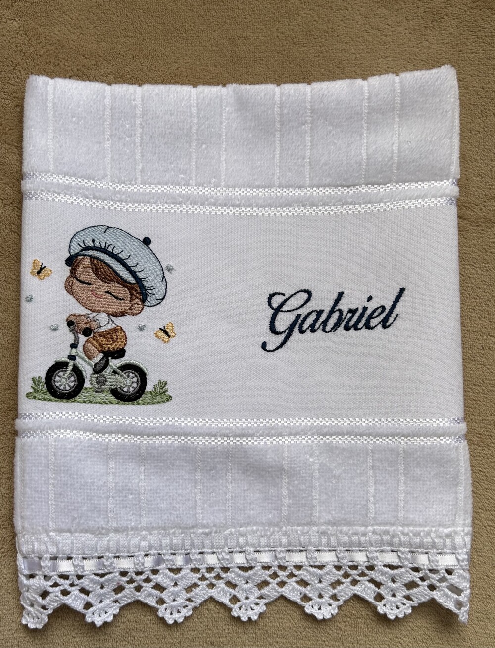 Toalhinha Bordada menino na bicicleta
