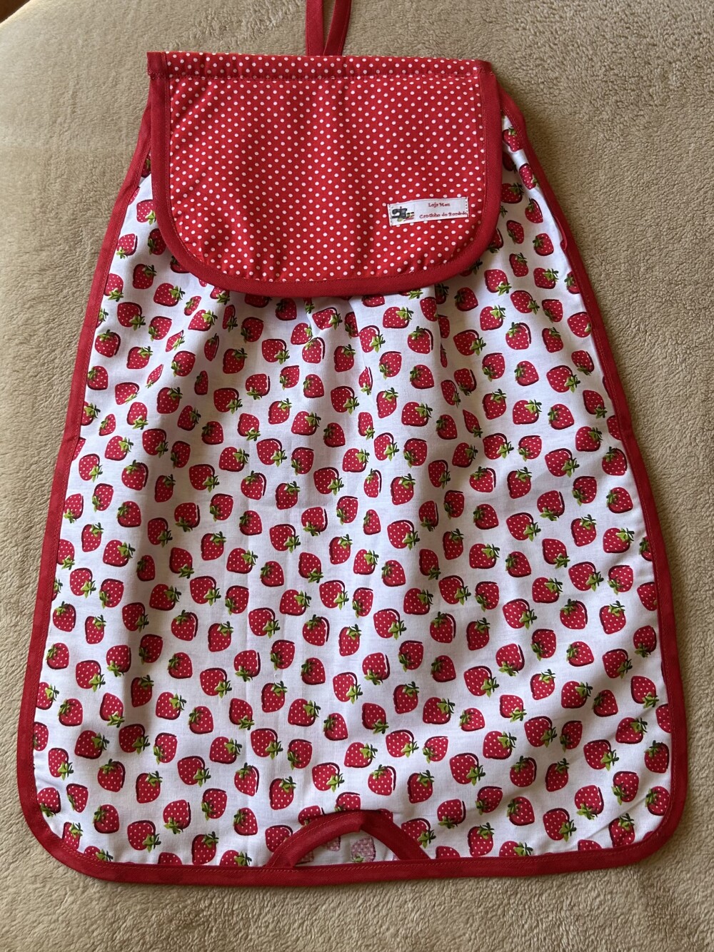 Puxa Saco De Patchwork Branco Com Morangos Vermelhos