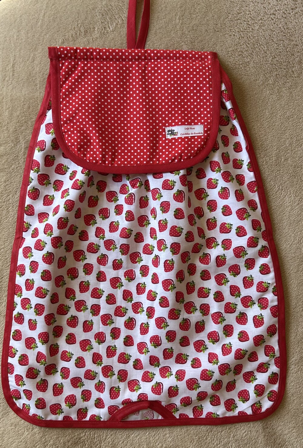 Puxa Saco De Patchwork Branco Com Morangos Vermelhos
