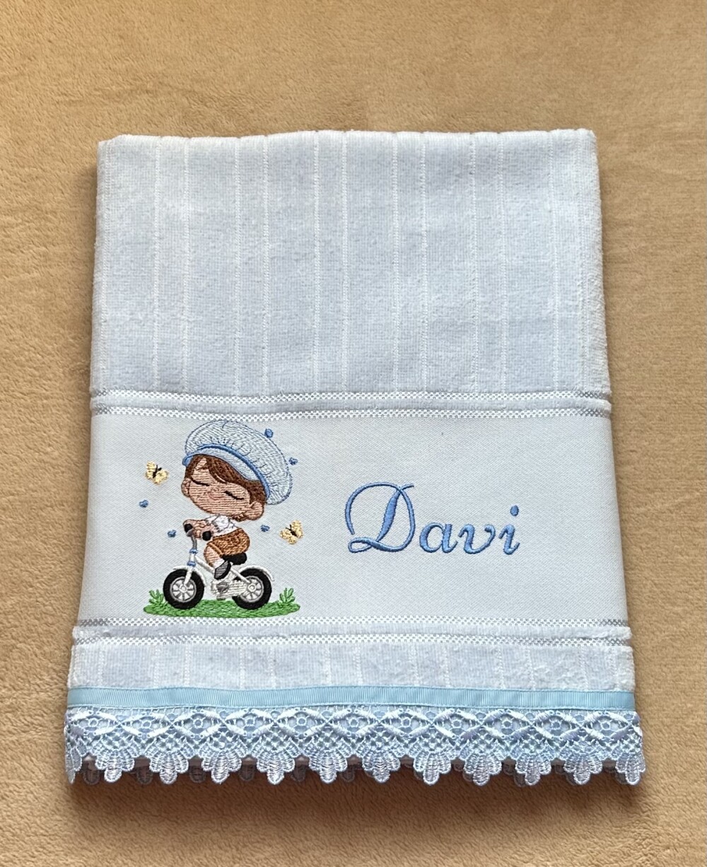 Toalha de Banho Infantil Menino na Bicicleta