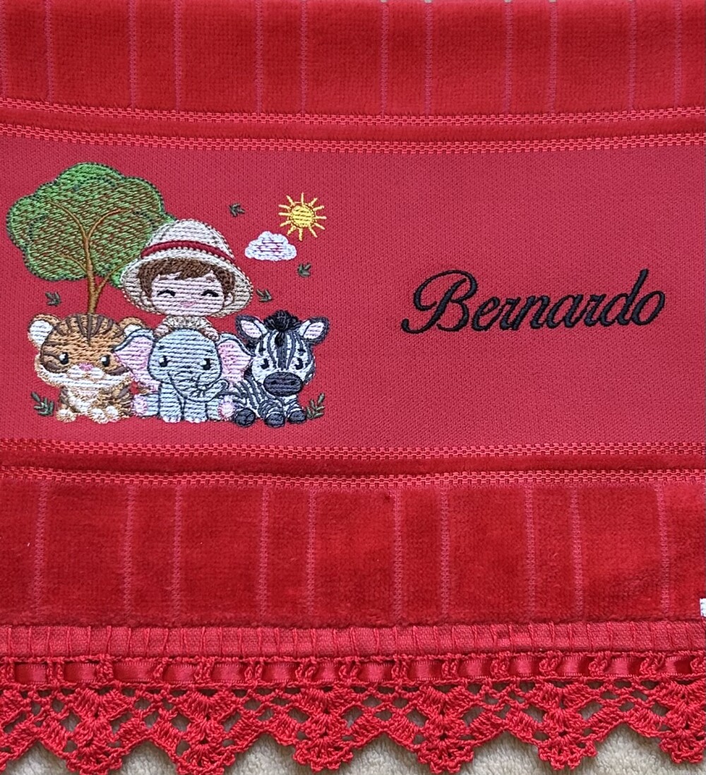 Toalhinha Bordada Menino no Safari Vermelha