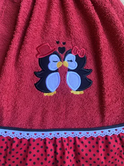 Bate Mão Vermelho Bordado Pinguins
