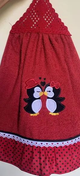 Bate Mão Vermelho Bordado Pinguins