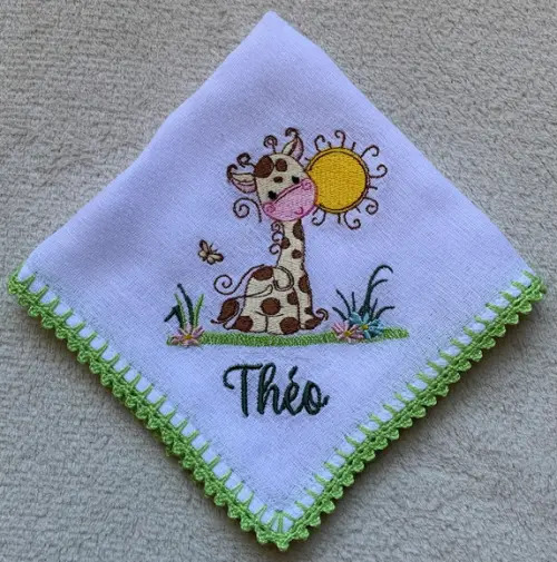 Fralda Bordada Personalizada Girafa