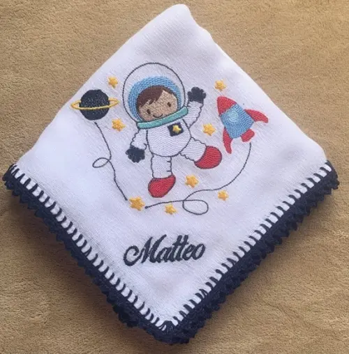 Fralda de Passeio Bordada Astronauta