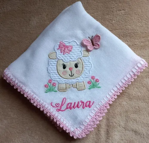 Fralda de Passeio Bordada Menina Ovelhinha
