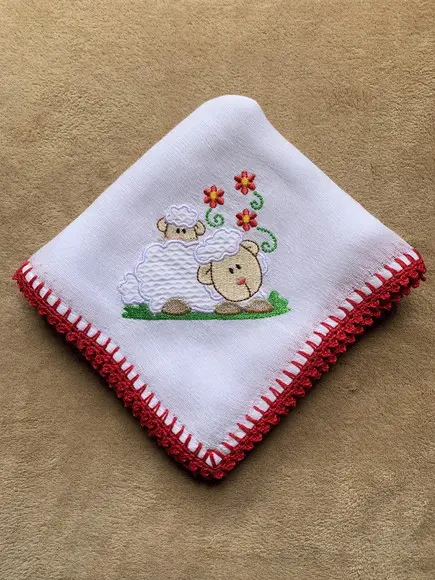 Fralda de Passeio Bordada Ovelhinha Mãe