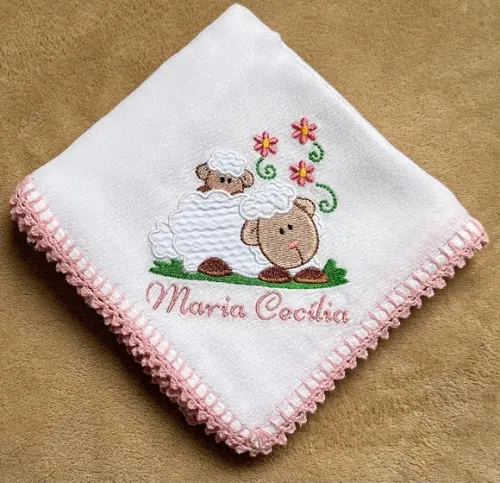 Fralda de Passeio Bordada Ovelhinha