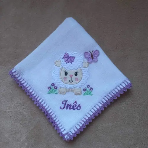 Fralda de Passeio Bordada Ovelhinha Lilás