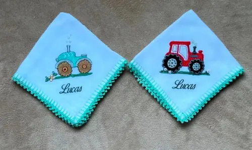 Fraldas de Boca Bordadas Trator