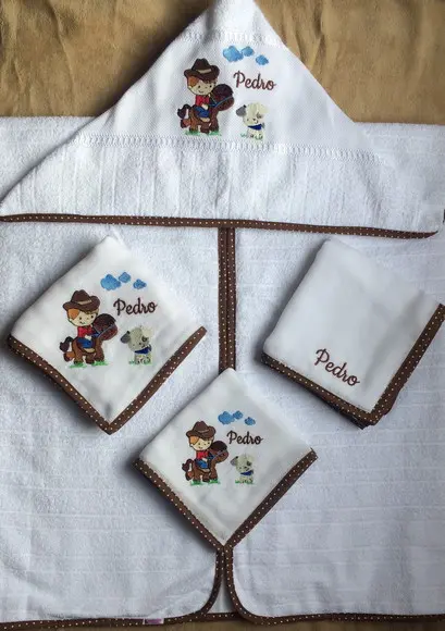 Kit Enxoval Bebê Bordado Toalha e Fraldas