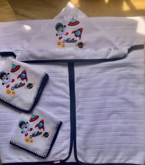 Kit Enxoval Bebê Bordado Toalha e Fraldas