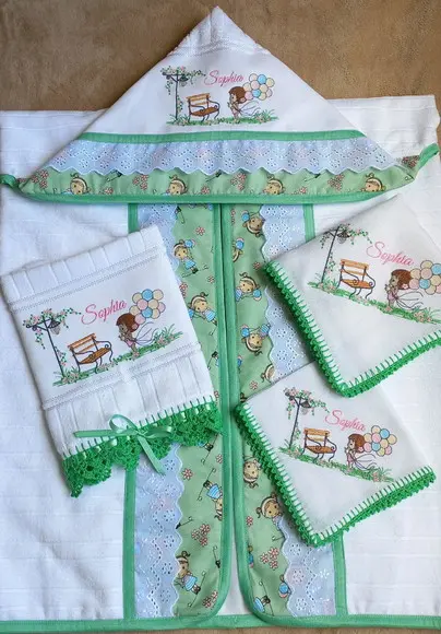Kit Enxoval Bebê Toalha e Fraldas Menina e Balões
