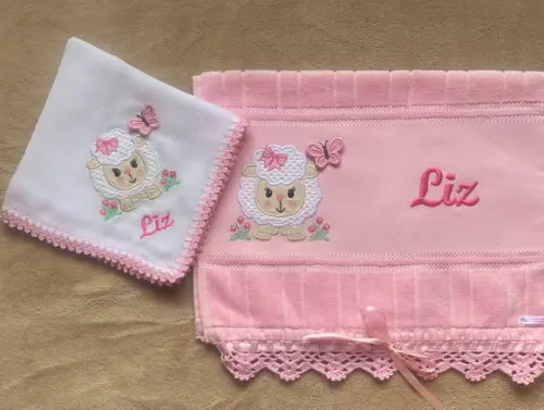 Kit Toalhinha e Fralda de Boca Ovelhinha Menina