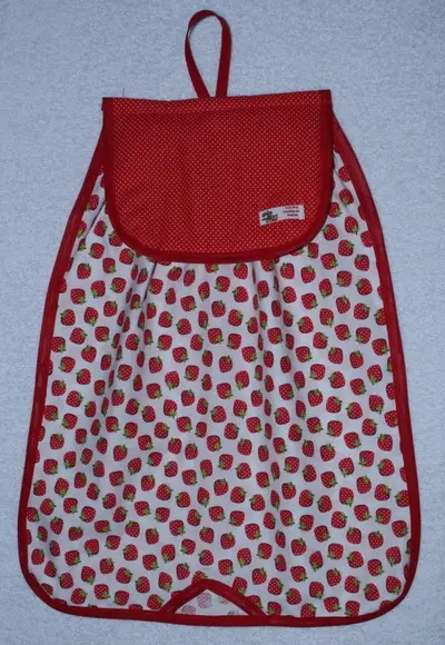 Puxa Saco De Patchwork Branco Com Morangos Vermelhos