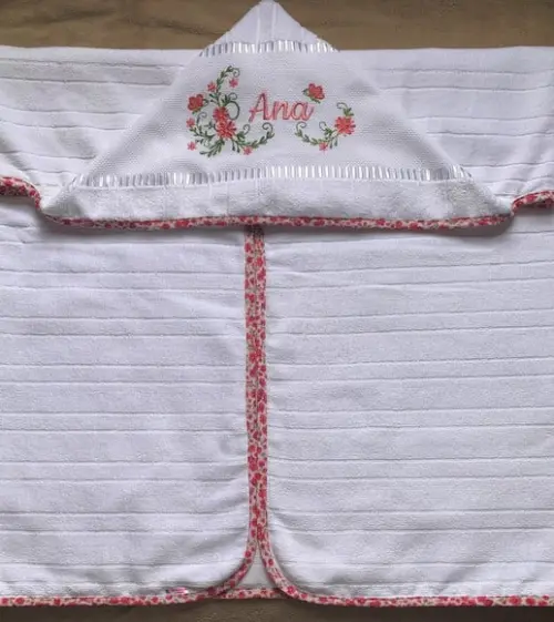 Toalha de Banho Bordada com Capuz Floral