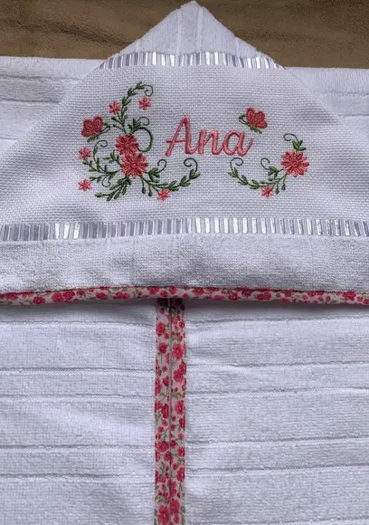 Toalha de Banho Bordada com Capuz Floral