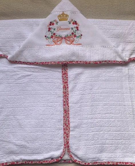 Toalha de Banho com Capuz Bordada Grande Floral com Coroa