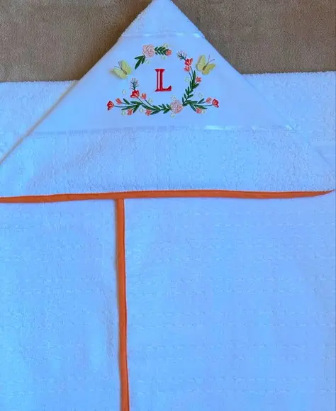 Toalha de Banho com Capuz Bordada Floral