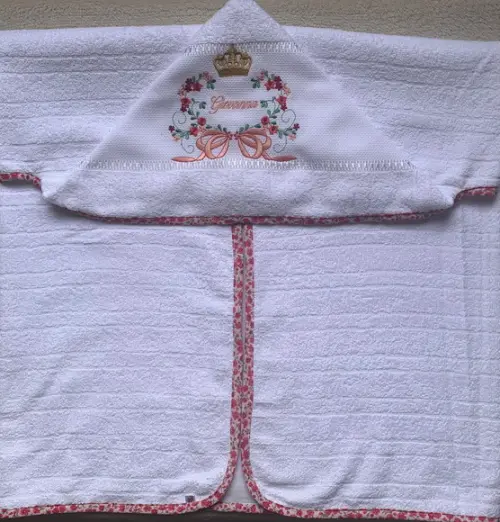 Toalha de Banho com Capuz Bordada Grande Floral com Coroa