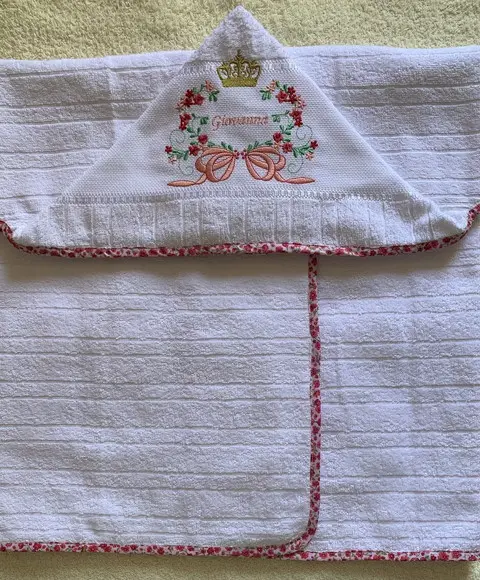 Toalha de Banho com Capuz Bordada Grande Floral com Coroa